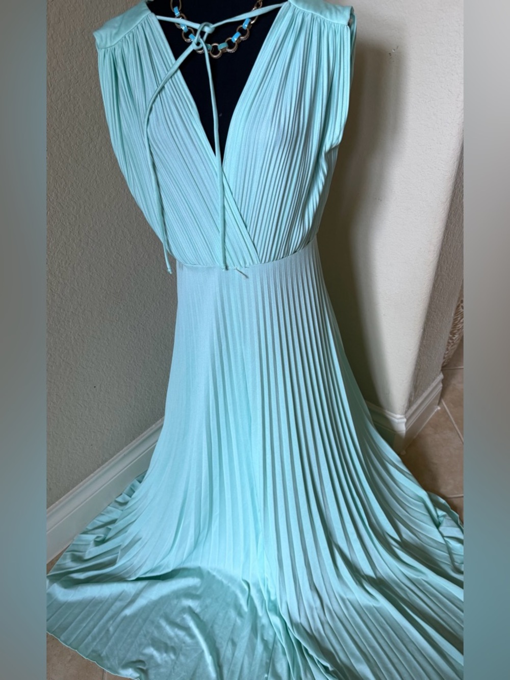 Elegant Pleated V-Neck Maxi Dress in Mint